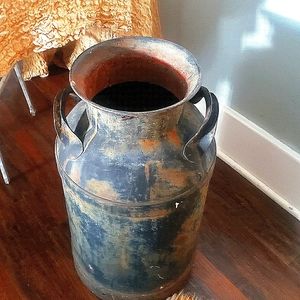 Vintige cast iron milk container